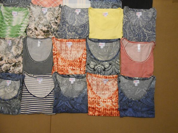 ( Lot no. 1035 ) Wholesale Cheap New 42 pcs. Name Brand T-shirts Size XSSMLXLXXL ( Authentic clothing 100% )